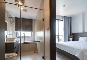 Deluxe King Apartment | Bathroom amenities | Free toiletries, hair dryer, slippers, towels