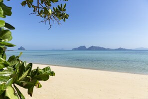 A beach with clear water and distant mountains. - Mali Koh Kradan (Ko Kradan)