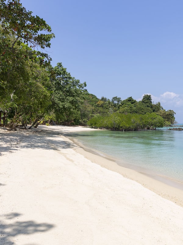 Na praia, areia branca, bar na praia
