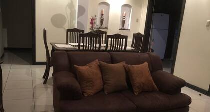 Hermosa casa, dormitorio principal con jacuzzi y balcón privado, linda vista