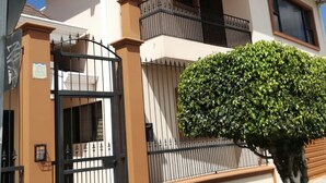 A two-story house with a gated entrance, a balcony, and a well-maintained hedge. - Beautiful House, Master Bedroom With A Jacuzzi, Private Balcony, Mountain View! (El Tejar del Guarco)