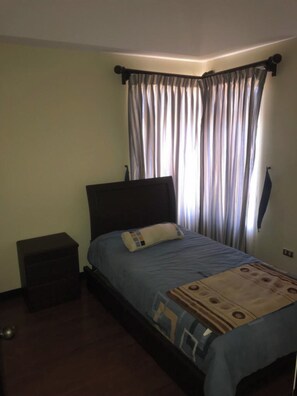 4 bedrooms, WiFi, bed sheets - Beautiful House, Master Bedroom With A Jacuzzi, Private Balcony, Mountain View! (El Tejar del Guarco)