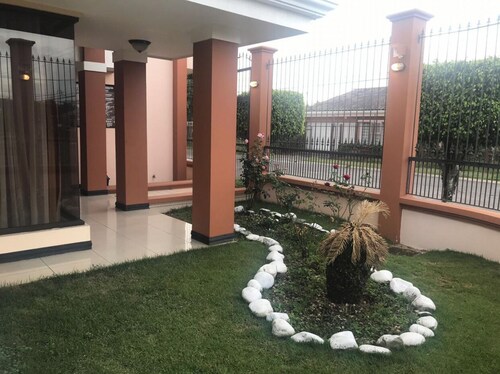 Beautiful House, Master Bedroom With A Jacuzzi, Private Balcony, Mountain View!