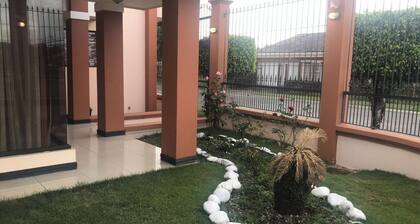 Belle maison, chambre principale avec jacuzzi et balcon privé, belle vue