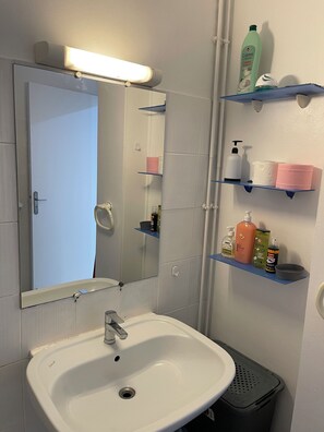 Sèche-cheveux, serviettes fournies, papier toilette