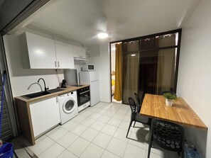 Réfrigérateur, four, plaque de cuisson, bouilloire électrique