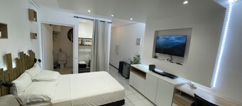 Romslig studio ved sjøen