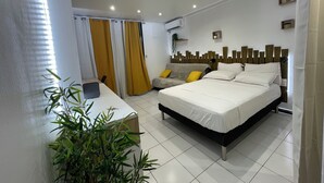 1 quarto, escrivaninha, ferros/tábuas de passar roupa