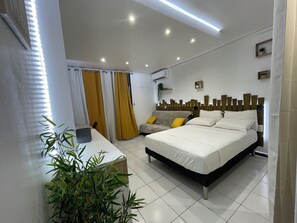 1 Schlafzimmer, Schreibtisch, Bügeleisen/Bügelbrett