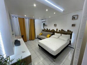 1 Schlafzimmer, Schreibtisch, Bügeleisen/Bügelbrett