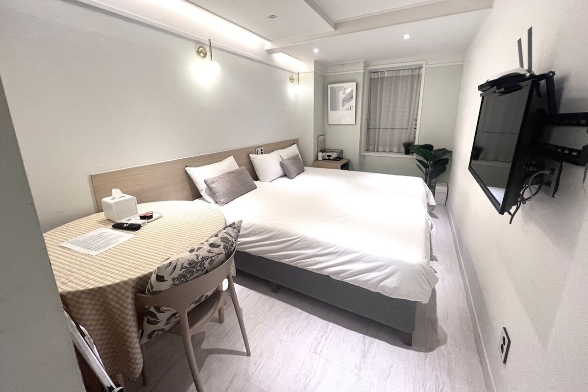 Habitación triple Deluxe | Ropa de cama de alta calidad y camas con pillow-top