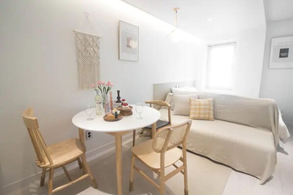 Design Studio | Living area | Flat-screen TV - Artravel Home (Seoul)