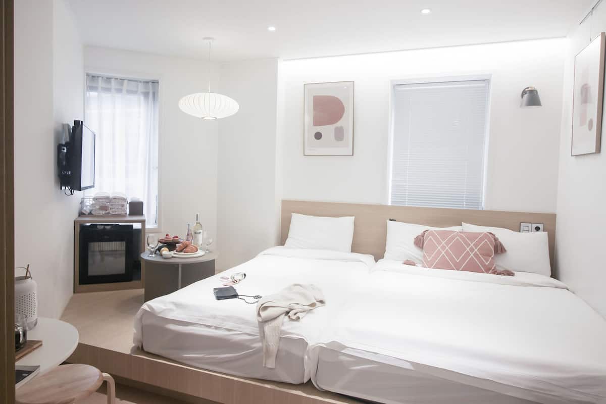 Habitación triple ejecutiva | Ropa de cama de alta calidad y camas con pillow-top