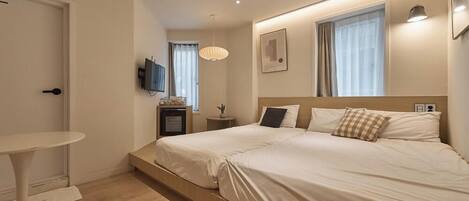 Habitación triple ejecutiva | Ropa de cama de alta calidad y colchones con acolchado adicional