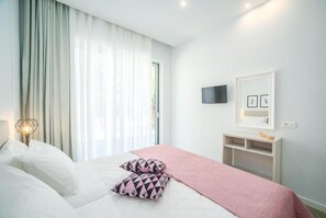 2 dormitoris, caixa forta a l'habitació i planxa i posts de planxar 