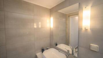 淋浴设施、吹风机、毛巾、肥皂