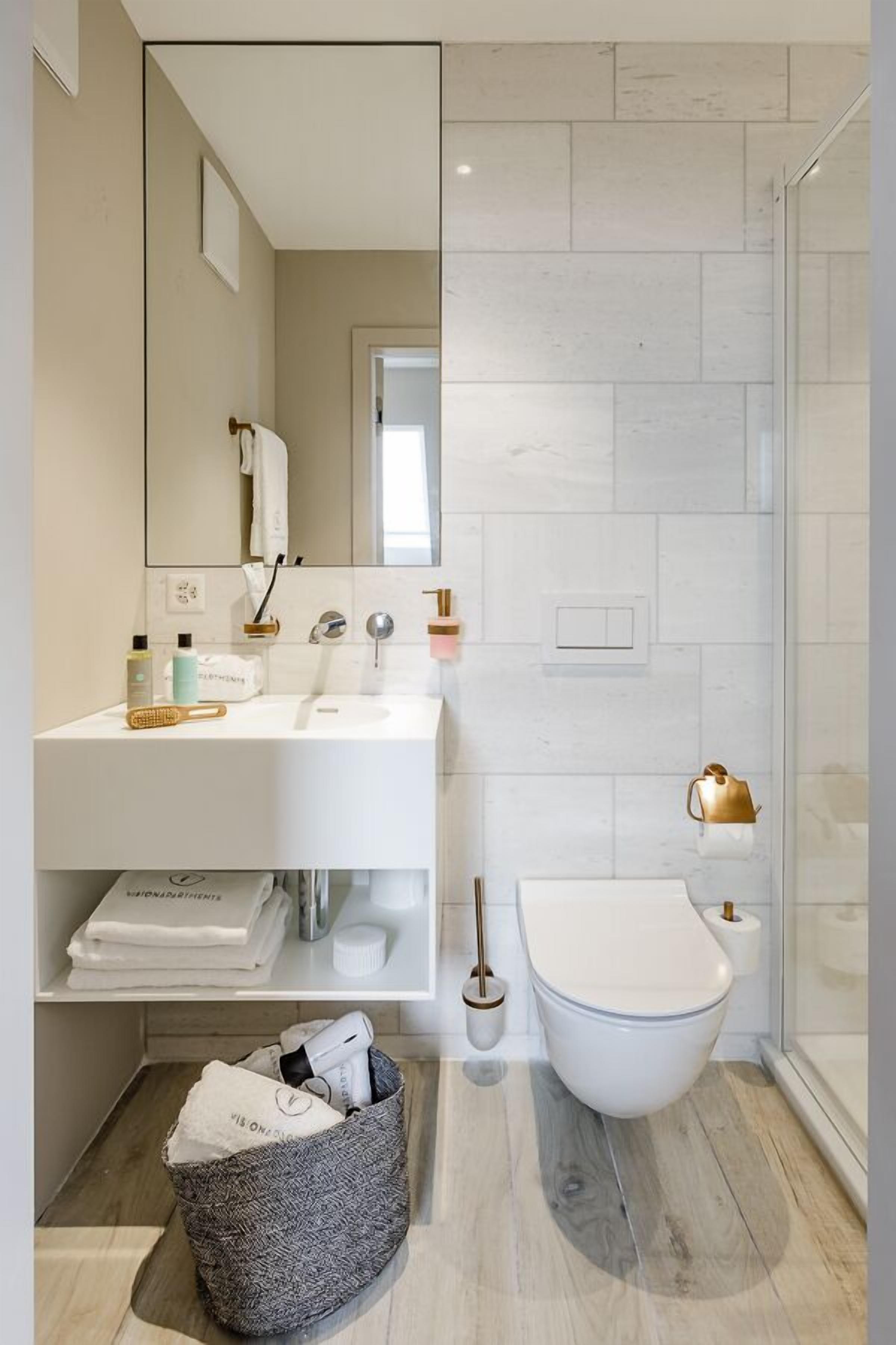 Junior appartement, 1 slaapkamer | Badkamer | Een douche, gratis toiletartikelen, een haardroger, handdoeken
