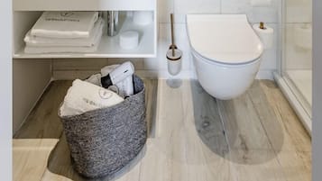 1 Bedroom Apartment Junior | Bathroom | Shower, free toiletries, hair dryer, towels