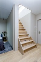 Espacio para trabajar con laptop y tabla de planchar con plancha