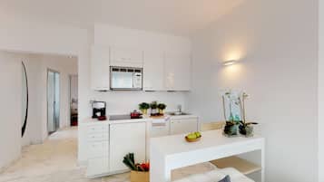 Departamento junior, 2 habitaciones | Cocineta privada | Refrigerador, microondas, parrilla de estufa y cafetera de espresso