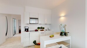 2 Schlafzimmer Apartment Junior | Eigene Kochnische | Kühlschrank, Mikrowelle, Herdplatte, Espressomaschine