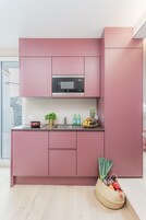 Refrigerador, microondas, placa de cocina, cafetera expreso