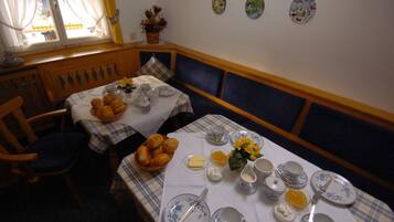 Apartment (Kissner) | In-room dining