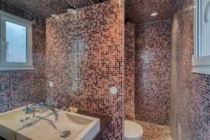 Badewanne, Haartrockner, HandtĂŒcher, Seife