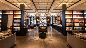 A spacious library with bookshelves, seating areas, and a central decorative vase. - The Hotel Seiryu Kyoto Kiyomizu (Kyoto)
