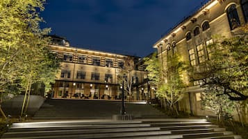 Voorkant accommodatie - avond/nacht