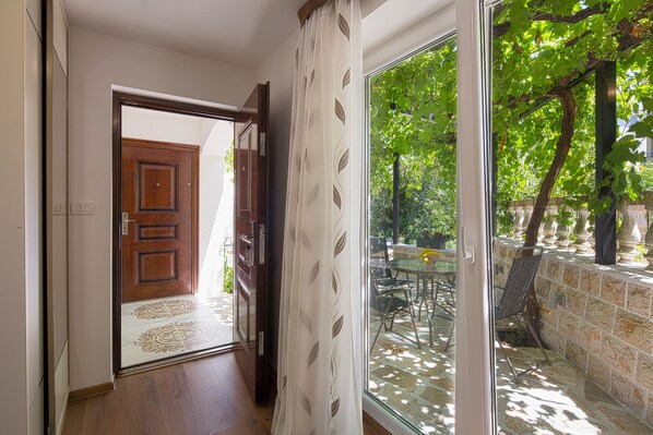 Interior entrance - Apartments MJ (Budva)