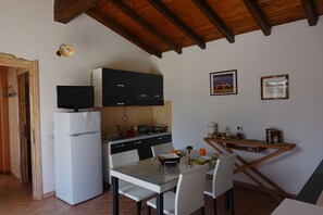 Dining - "Pride and Prejudice" - Residences Gattopardu (castiadas)