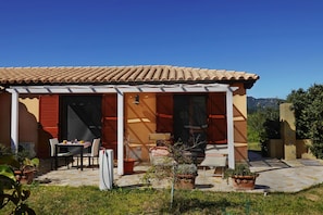 Outdoor dining - "Pride and Prejudice" - Residences Gattopardu (castiadas)