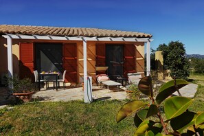 Outdoor dining - "Pride and Prejudice" - Residences Gattopardu (castiadas)