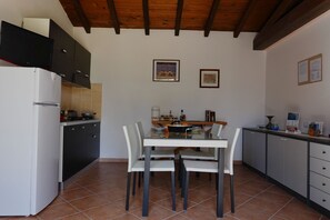 Fridge, microwave, stovetop, coffee/tea maker - "Pride and Prejudice" - Residences Gattopardu (castiadas)