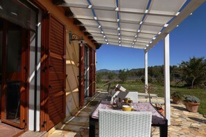 Outdoor dining - "Pride and Prejudice" - Residences Gattopardu (castiadas)