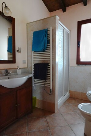 Douche, sèche-cheveux, bidet, serviettes fournies