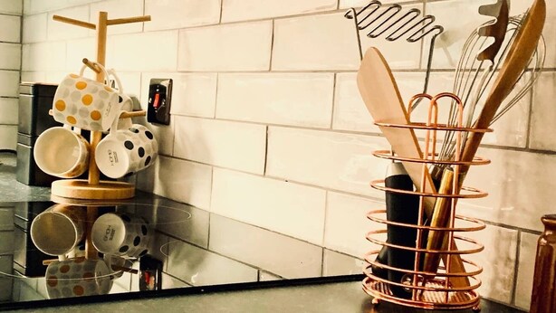 A kitchen with a utensil holder and a mug rack. - Ebor Cosy Homli Parking Wifi Smart (Belfast)