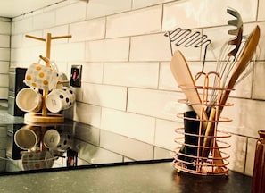 House | Private kitchen | Fridge, microwave, oven, stovetop - Ebor Cosy Homli Parking Wifi Smart (Belfast)