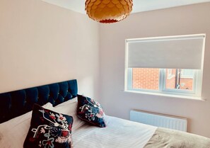 Hus | 2 soverom, skrivebord for bærbar PC, lydisolert og strykejern/-brett