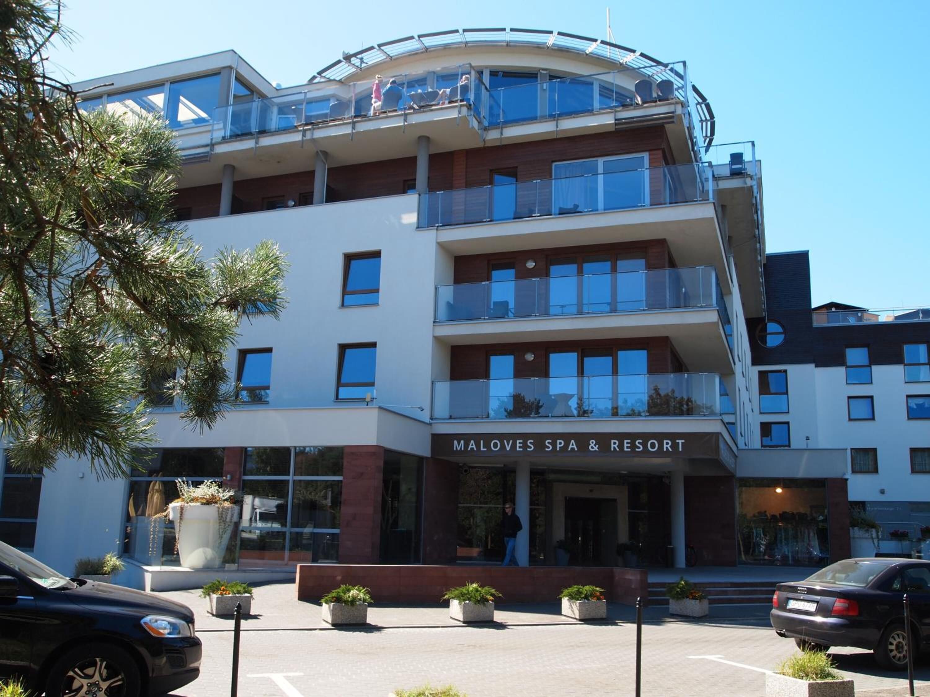 Un immeuble à plusieurs étages sur lequel on peut lire l’inscription : « Maloves Spa & Resort ».