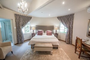 Quarto casal (Alpine) | Cortinas blackout, Wi-Fi de cortesia, roupa de cama