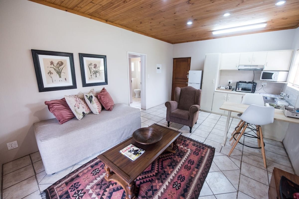 Double Room (Eureka) | Living area | 32-inch flat-screen TV with satellite channels, TV
