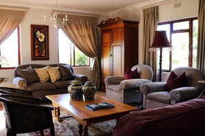 32-inch flat-screen TV with satellite channels, TV - Randrivier Guest house (Robertson)