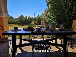 Outdoor dining - Gattopardu- "Silmarillion" Residences (Castiadas)