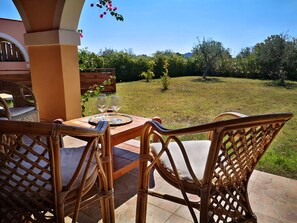 Outdoor dining - Gattopardu- "Silmarillion" Residences (Castiadas)