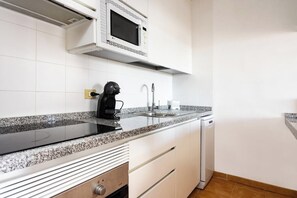 Micro-ondes, four, plaque de cuisson, lave-vaisselle