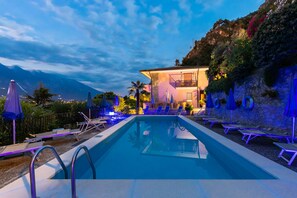 Utomhuspool, parasoller och solstolar