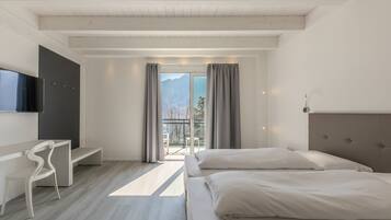 Camera Deluxe con letto matrimoniale o 2 letti singoli, vista lago | Una cassaforte in camera, culle/letti per bambini (a pagamento)