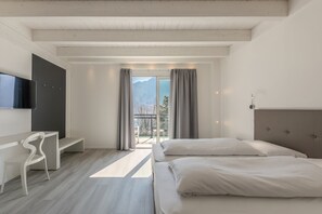 Camera Luxury con letto matrimoniale o due letti singoli, Vista lago | Caja de seguridad en la habitación, wifi gratis y ropa de cama 